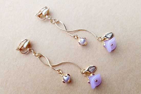 揺らめくベルフラワーのイヤリング(紫)