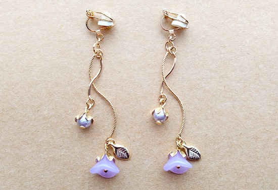 揺らめくベルフラワーのイヤリング（紫）