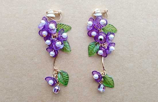 零れる菫のイヤリング