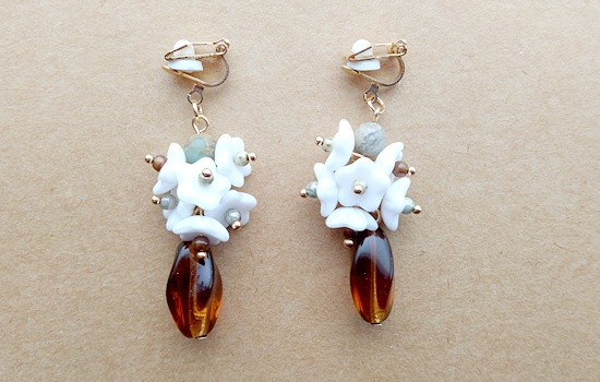 小花チェコビーズのイヤリング（白）