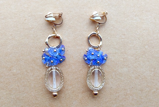 小花チェコビーズのイヤリング（青／A）