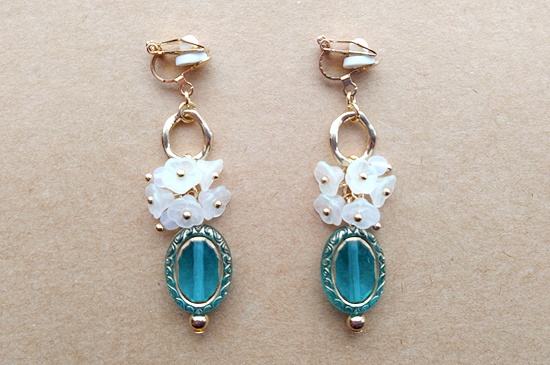 小花チェコビーズのイヤリング（白）