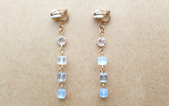 チェコダイスビーズのイヤリング（白）