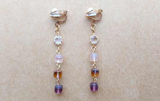 チェコダイスビーズのイヤリング（紫）
