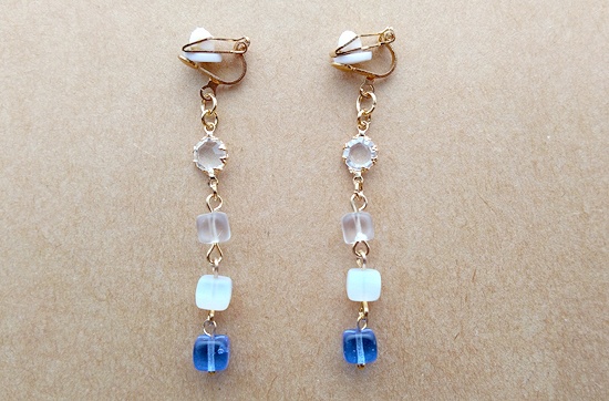 チェコダイスビーズのイヤリング（青）