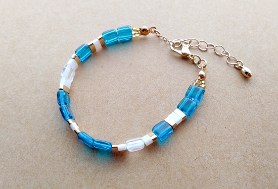 2穴チェコスクエアビーズのブレスレット（青）