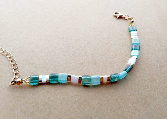 2穴チェコスクエアビーズのブレスレット(緑)