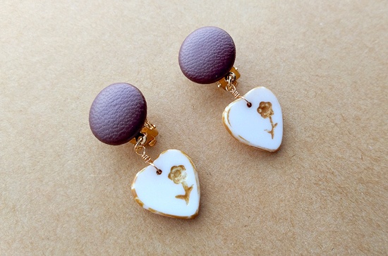 フェイクレザーカボションとチェコハートのイヤリング(A)