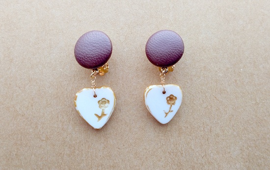 フェイクレザーカボションとチェコハートのイヤリング（A）