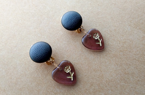 フェイクレザーカボションとチェコハートのイヤリング(B)