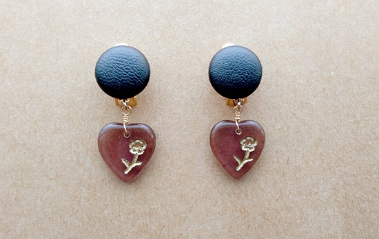 フェイクレザーカボションとチェコハートのイヤリング（B）