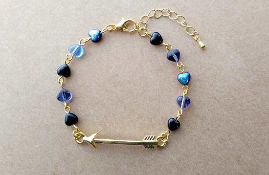 金の矢とハートのブレスレット(青黒)