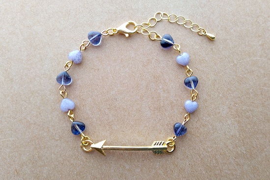 金の矢とハートのブレスレット(青紫)