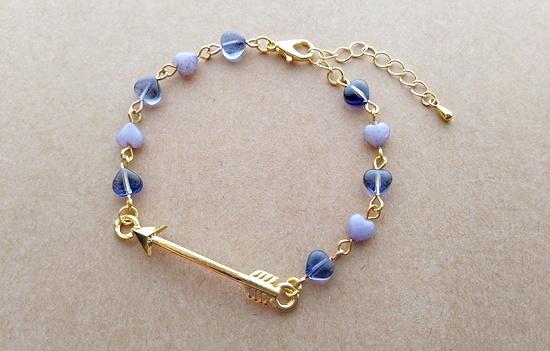 金の矢とハートのブレスレット（青紫）