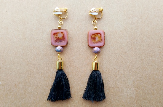 レトロなチェコスクエアビーズとコットンタッセルのイヤリング（A）