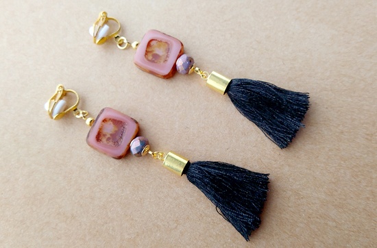 レトロなチェコスクエアビーズとコットンタッセルのイヤリング(A)