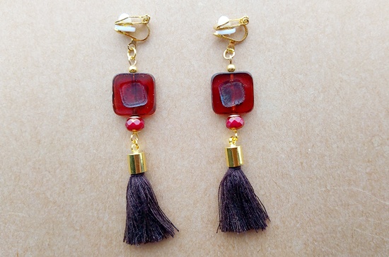 レトロなチェコスクエアビーズとコットンタッセルのイヤリング（B）