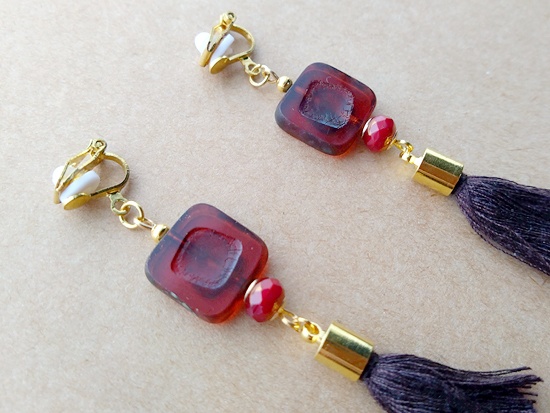 レトロなチェコスクエアビーズとコットンタッセルのイヤリング(B)