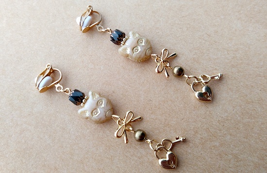 鍵を守る猫のイヤリング(A)