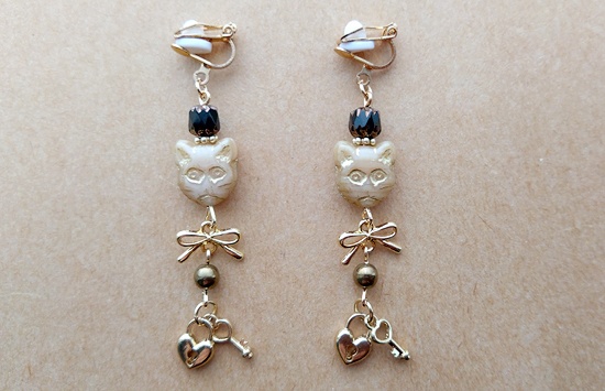 鍵を守る猫のイヤリング（A）