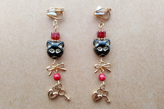 鍵を守る猫のイヤリング（B）