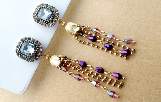 メタルカボションとビーズタッセルのイヤリング(A)