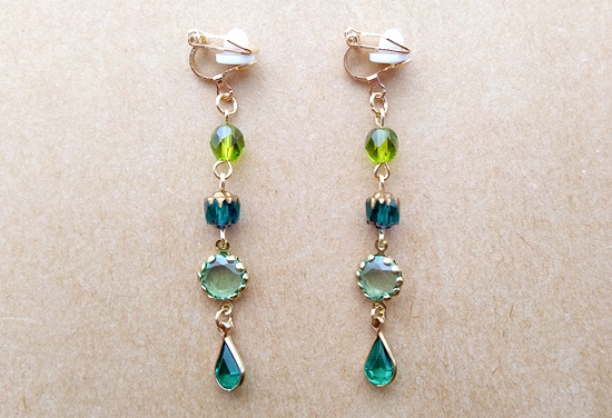 連なる煌めきのイヤリング(グリーンライン)