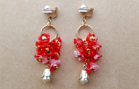 春の花房イヤリング（アマリリスレッド）