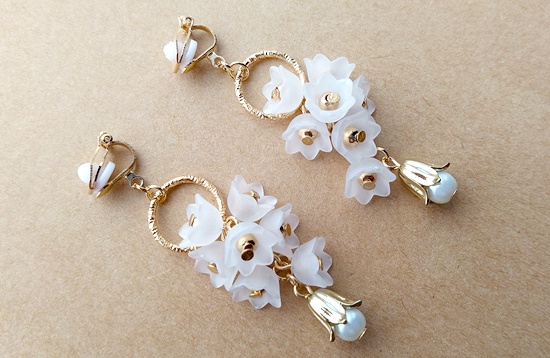 春の花房イヤリング(スズランホワイト)