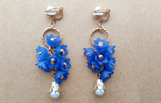 春の花房イヤリング（ムスカリブルー）