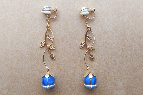 つぼみ揺れるイヤリング（blue）