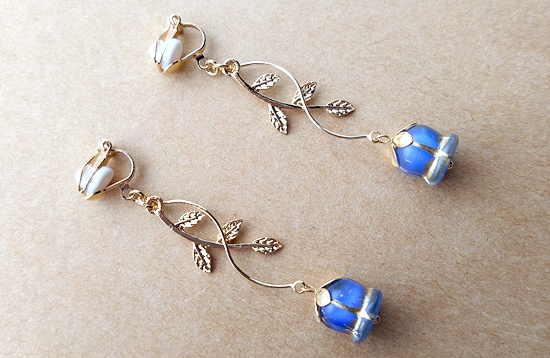 つぼみ揺れるイヤリング(blue)