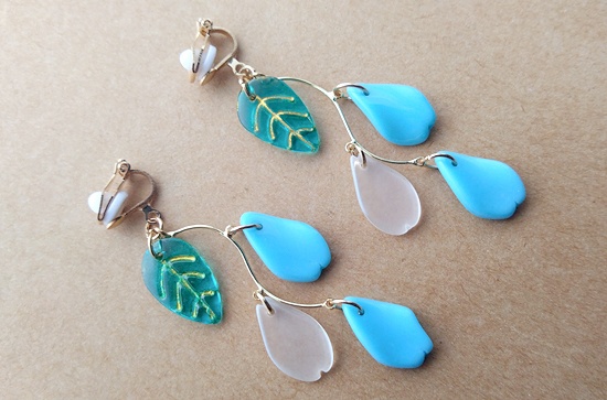 ゆらぐ花びらのイヤリング(空色)