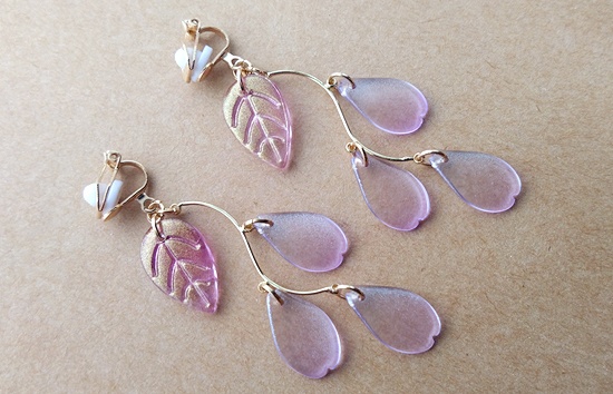 ゆらぐ花びらのイヤリング(藤色)