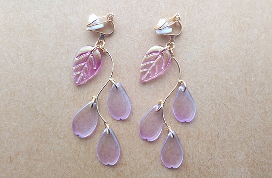 ゆらぐ花びらのイヤリング（藤色）