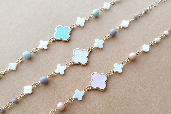 パステルクロスフラワーとチェコビーズのブレスレット(バリエーション有)