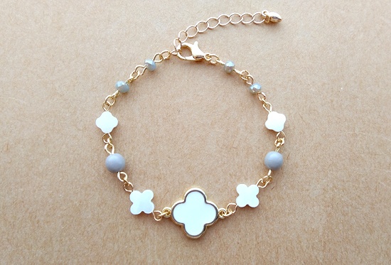 パステルクロスフラワーとチェコビーズのブレスレット(バリエーション有)