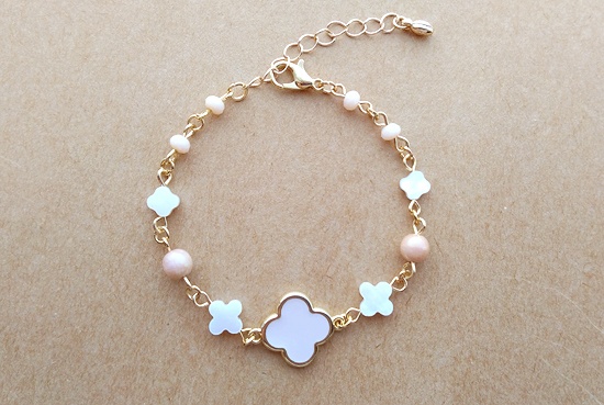 パステルクロスフラワーとチェコビーズのブレスレット(バリエーション有)