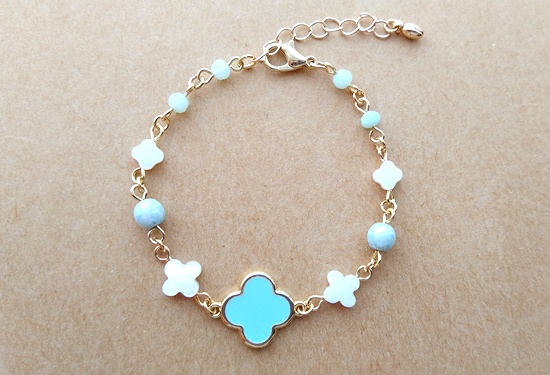 パステルクロスフラワーとチェコビーズのブレスレット(バリエーション有)