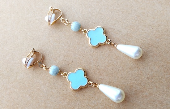 パステルクロスフラワーとパールドロップのイヤリング(バリエーション有)