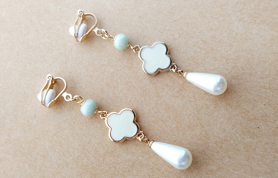 パステルクロスフラワーとパールドロップのイヤリング(バリエーション有)