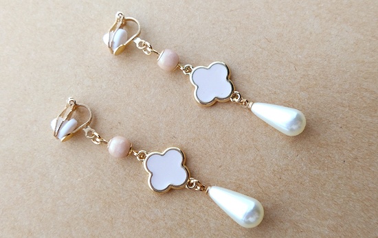 パステルクロスフラワーとパールドロップのイヤリング(バリエーション有)