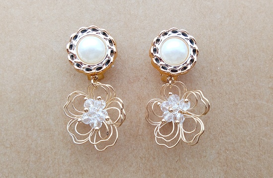 パールカボションとワイヤーフラワーのイヤリング（桜）