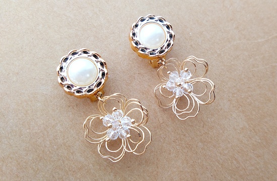 パールカボションとワイヤーフラワーのイヤリング(桜)