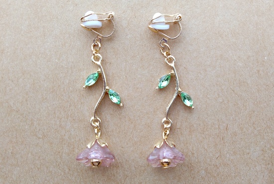 チェコフラワーとビジューリーフのイヤリング