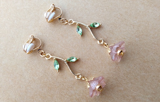 チェコフラワーとビジューリーフのイヤリング