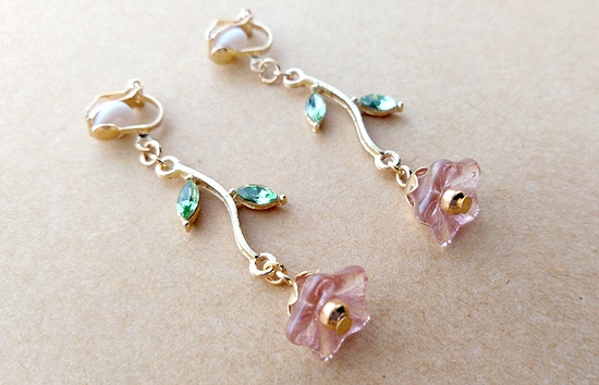 チェコフラワーとビジューリーフのイヤリング