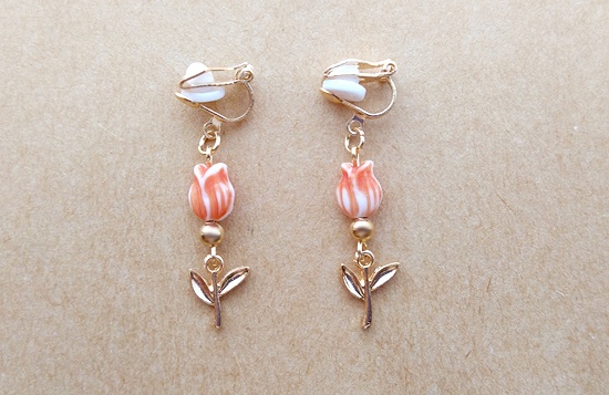 ドイツ製ミニチューリップのイヤリング(赤)