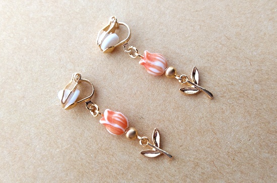 ドイツ製ミニチューリップのイヤリング(赤)