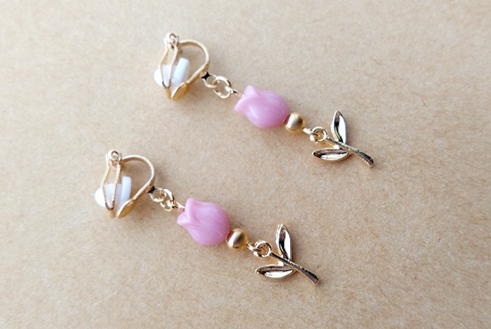 ドイツ製ミニチューリップのイヤリング(ピンク)